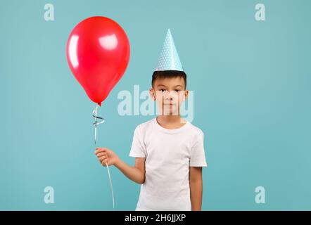 Porträt Von Niedlichen Kleinen Asiatischen Jungen Trägt Party Hat Halten Roten Ballon Stockfoto