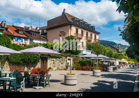 Historische Stadt Lutry im Bereich der Weinterrassen von Lavaux, UNESCO-Weltkulturerbe, Genfersee, Schweiz, Europa Stockfoto