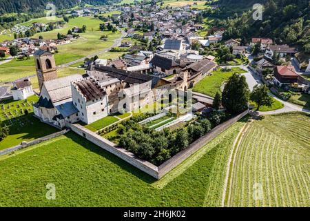 Luftaufnahme des Benediktinerklosters St. John in Mustair, UNESCO-Weltkulturerbe, Schweizer Alpen, Schweiz, Europa Stockfoto