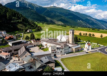 Luftaufnahme des Benediktinerklosters St. John in Mustair, UNESCO-Weltkulturerbe, Schweizer Alpen, Schweiz, Europa Stockfoto