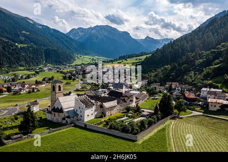 Luftaufnahme des Benediktinerklosters St. John in Mustair, UNESCO-Weltkulturerbe, Schweizer Alpen, Schweiz, Europa Stockfoto