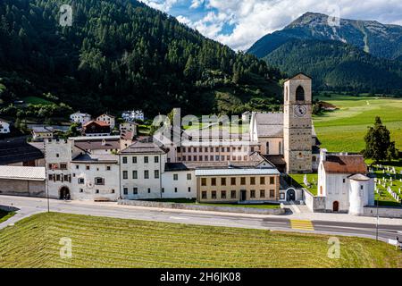 Luftaufnahme des Benediktinerklosters St. John in Mustair, UNESCO-Weltkulturerbe, Schweizer Alpen, Schweiz, Europa Stockfoto