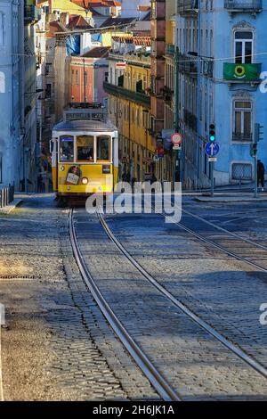 Lissabon, Portugal -7. Januar 2020 : Blick auf die berühmte gelbe Straßenbahn Nr. 28 in den Straßen von Lissabon Portugal Stockfoto