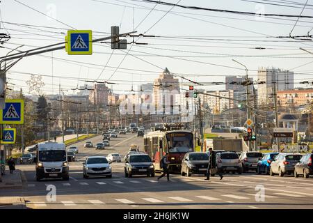 Fußgänger, die die Straße beim Herbstmorgen-Sonnenlicht in den zentralen Straßen von Tula, Russland - 23. Oktober 2021 überqueren Stockfoto