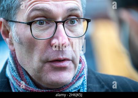 Greifswald, Deutschland. November 2021. Sascha Müller-Kraenner, Bundesgeschäftsführer der Deutschen Umwelthilfe, steht zu Beginn der Verhandlung vor dem OVG. Die OVG verhört eine Klage der Deutschen Umwelthilfe (DUH) gegen Nord Stream 2. DUH reichte im Sommer 2020 eine Klage wegen einer Überprüfung der Bau- und Betriebsgenehmigung für Nord Stream 2 durch die Bergbaubehörde Stralsund ein. Quelle: Stefan Sauer/dpa/Alamy Live News Stockfoto