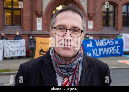 Greifswald, Deutschland. November 2021. Sascha Müller-Kraenner, Bundesgeschäftsführer der Deutschen Umwelthilfe, steht zu Beginn der Verhandlung vor dem OVG. Die OVG verhört eine Klage der Deutschen Umwelthilfe (DUH) gegen Nord Stream 2. DUH reichte im Sommer 2020 eine Klage wegen einer Überprüfung der Bau- und Betriebsgenehmigung für Nord Stream 2 durch die Bergbaubehörde Stralsund ein. Quelle: Stefan Sauer/dpa/Alamy Live News Stockfoto