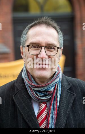 Greifswald, Deutschland. November 2021. Sascha Müller-Kraenner, Bundesgeschäftsführer der Deutschen Umwelthilfe, steht zu Beginn der Verhandlung vor dem OVG. Die OVG verhört eine Klage der Deutschen Umwelthilfe (DUH) gegen Nord Stream 2. DUH reichte im Sommer 2020 eine Klage wegen einer Überprüfung der Bau- und Betriebsgenehmigung für Nord Stream 2 durch die Bergbaubehörde Stralsund ein. Quelle: Stefan Sauer/dpa/Alamy Live News Stockfoto