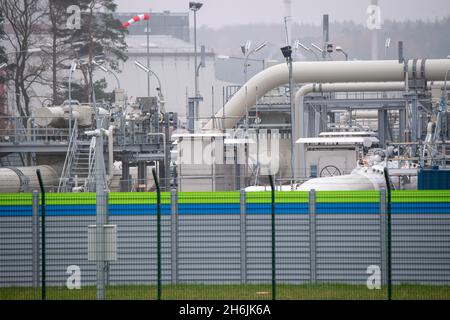 Lubmin, Deutschland. November 2021. Ansicht der Rohrleitungssysteme und Absperrvorrichtungen an der Gasempfangsstation der Nord Stream 2 Ostsee-Pipeline. Das Oberverwaltungsgericht Mecklenburg-Vorpommern (OVG) verhört eine Klage der Deutschen Umwelthilfe (DUH) gegen Nord Stream 2. DUH hatte im Sommer 2020 eine Klage wegen einer Überprüfung der Bau- und Betriebsgenehmigung für Nord Stream 2 durch die Bergbaubehörde Stralsund eingereicht. Quelle: Stefan Sauer/dpa/Alamy Live News Stockfoto