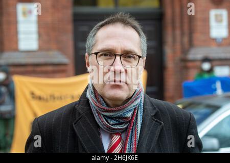 Greifswald, Deutschland. November 2021. Sascha Müller-Kraenner, Bundesgeschäftsführer der Deutschen Umwelthilfe, steht zu Beginn der Verhandlung vor dem OVG. Die OVG verhört eine Klage der Deutschen Umwelthilfe (DUH) gegen Nord Stream 2. DUH reichte im Sommer 2020 eine Klage wegen einer Überprüfung der Bau- und Betriebsgenehmigung für Nord Stream 2 durch die Bergbaubehörde Stralsund ein. Quelle: Stefan Sauer/dpa/Alamy Live News Stockfoto
