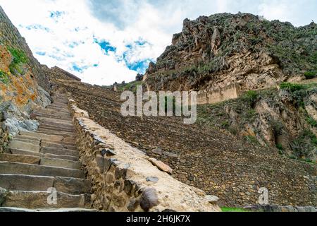 Terrassen von Pumatallis am Berg in der archäologischen Stätte der Inka in Ollantaytambo, Peru. Stockfoto