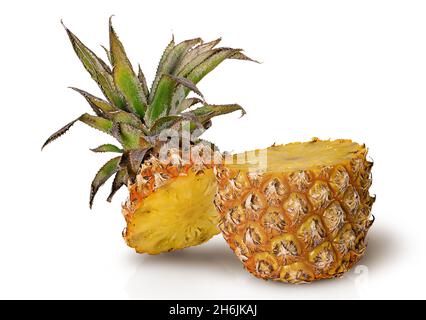 In die Hälfte Ananas auf weiß isoliert schneiden Stockfoto