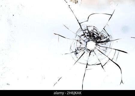 Schwarze Risse aus Kulsi in Glas auf weißem Hintergrund. Makro. Stockfoto