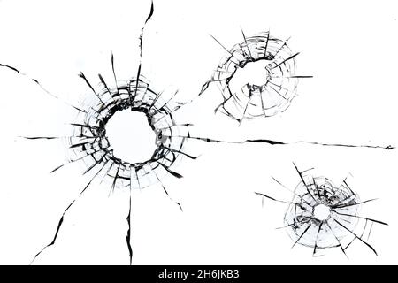 Risse im Glas auf weißem Hintergrund. Abstrakter Hintergrund. Ansammlung von Rissen. Stockfoto
