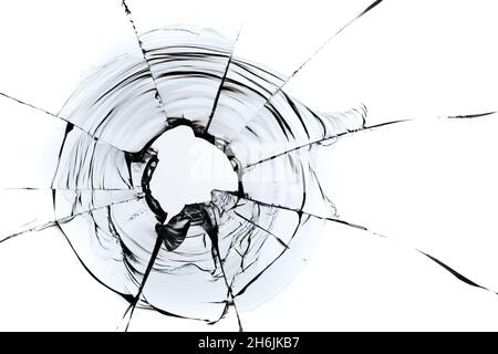 Schwarze Risse aus Kulsi in Glas auf weißem Hintergrund. Makro. Stockfoto