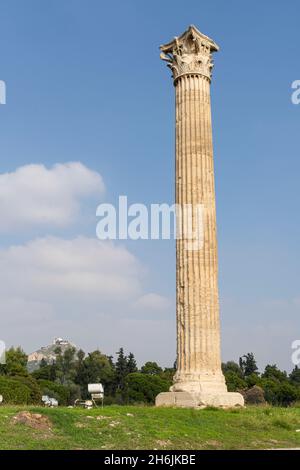 Athen, Griechenland. November 2021. Der große Tempel begann im 6. Jahrhundert v. Chr. an der Stelle eines noch älteren Freilichtheiligtums, das Zeus gewidmet ist. Stockfoto