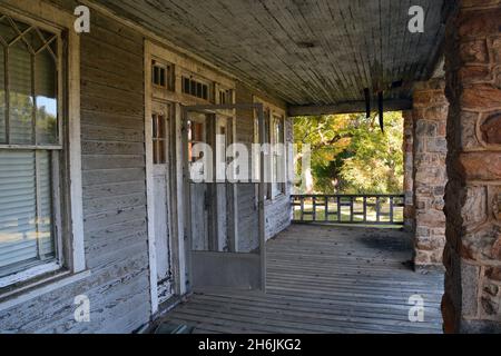 Eines von vielen verlassenen Mitarbeiterheimen in der ehemaligen Dorothea Dix State Psychiatrie in Raleigh. Das Krankenhaus wurde 2012 geschlossen und ist heute ein Stadtpark. Stockfoto