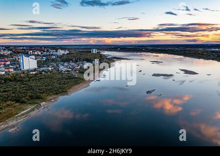 Wolkenreflexionen auf dem Tom River, Tomsk, Tomsk Oblast, Russland, Eurasien Stockfoto