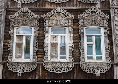 Schöne Holzfenster, altes Holzhaus, Tomsk, Oblast Tomsk, Russland, Eurasien Stockfoto