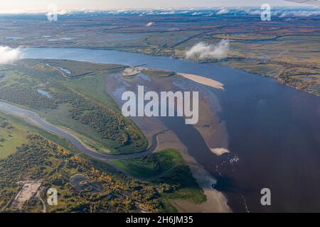 Luftaufnahme des ob-Flusses in der Nähe von Nischnewartowsk, Autonomer Kreis Chanty-Mansi, Russland, Eurasien Stockfoto