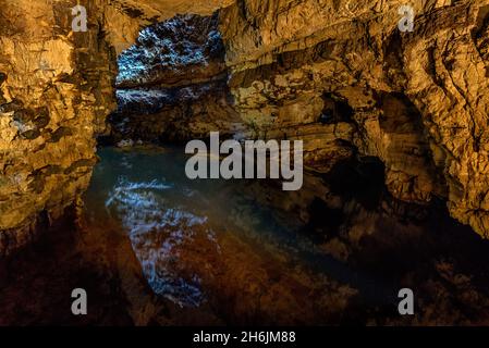 Die zweite Kammer der Smoo Cave in der Nähe von Durness, gelegen auf der beliebten NC500 Route, Highlands, Schottland, Vereinigtes Königreich, Europa Stockfoto