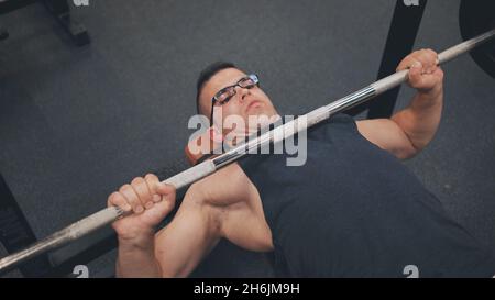 Ein arabischer Mann pumpt seine Brust in die Turnhalle. Stockfoto