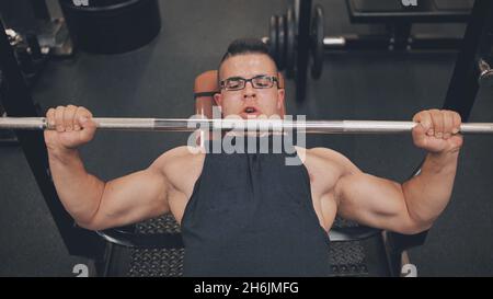 Ein arabischer Mann pumpt seine Brust in die Turnhalle. Stockfoto