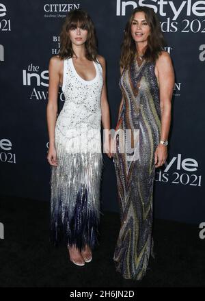 Los Angeles, Usa. November 2021. LOS ANGELES, KALIFORNIEN, USA - 15. NOVEMBER: Model Kaia Gerber und Mutter/Model Cindy Crawford kommen zu den 6. Jährlichen InStyle Awards 2021, die am 15. November 2021 im Getty Center in Los Angeles, Kalifornien, USA, abgehalten werden. (Foto von Xavier Collin/Image Press Agency) Quelle: Image Press Agency/Alamy Live News Stockfoto