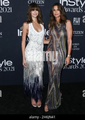 Los Angeles, Usa. November 2021. LOS ANGELES, KALIFORNIEN, USA - 15. NOVEMBER: Model Kaia Gerber und Mutter/Model Cindy Crawford kommen zu den 6. Jährlichen InStyle Awards 2021, die am 15. November 2021 im Getty Center in Los Angeles, Kalifornien, USA, abgehalten werden. (Foto von Xavier Collin/Image Press Agency) Quelle: Image Press Agency/Alamy Live News Stockfoto