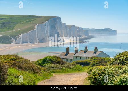 Blick auf die Seven Sisters Chalk Cliffs und Coastguard Cottages in Cuckmere Haven, South Downs National Park, East Sussex, England, Großbritannien, Europa Stockfoto