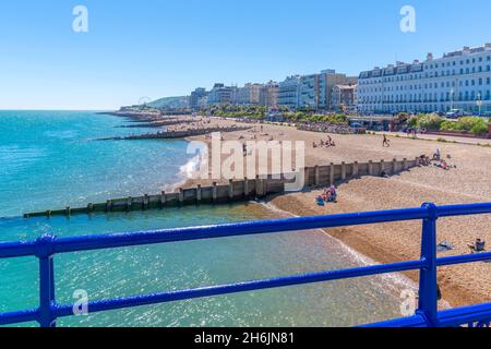 Blick auf Hotels am Strand und am Meer vom Eastbourne Pier im Sommer, Eastbourne, East Sussex, England, Großbritannien, Europa Stockfoto