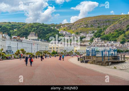 Blick auf Llandudno und den Great Orme im Hintergrund von Promenade, Llandudno, Conwy County, North Wales, Vereinigtes Königreich, Europa Stockfoto