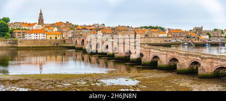 Blick auf Berwick-upon-Tweed und die Alte Brücke, Berwick-upon-Tweed, Northumberland, England, Vereinigtes Königreich, Europa Stockfoto