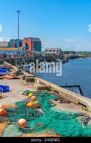 Blick auf Fischernetze am Kai und River Coquet in Amble, Morpeth, Northumberland, England, Vereinigtes Königreich, Europa Stockfoto