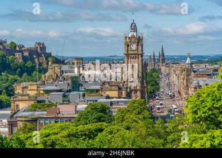 Blick auf Schloss, Balmoral Hotel und Princes Street von Calton Hill, Edinburgh, Schottland, Großbritannien, Europa Stockfoto