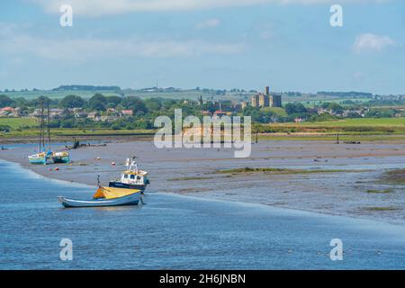 Blick auf Warkworth Castle und Boote auf dem River Coquet von Amble, Morpeth, Northumberland, England, Großbritannien, Europa Stockfoto