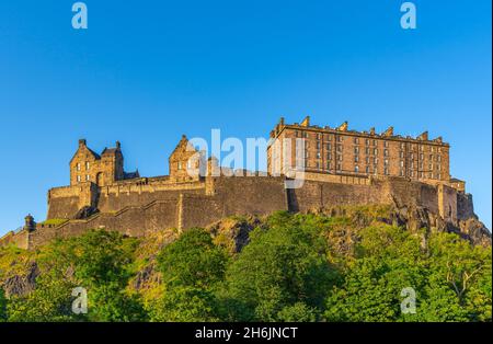 Blick auf das Edinburgh Castle von der Princes Street bei Sonnenuntergang, UNESCO-Weltkulturerbe, Edinburgh, Schottland, Vereinigtes Königreich, Europa Stockfoto