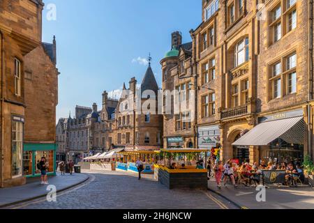 Blick auf Cafés und Restaurants in der Cockburn Street, Edinburgh, Lothian, Schottland, Vereinigtes Königreich, Europa Stockfoto