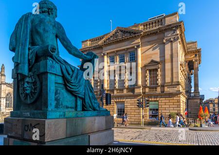 Blick auf die David Hume Statue und das Old Town Hall auf der Golden Mile, Edinburgh, Lothian, Schottland, Vereinigtes Königreich, Europa Stockfoto