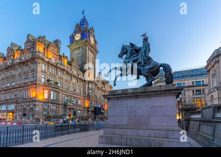 Blick auf das Balmoral Hotel und die Statue von Arthur Wellesley (1. Duke of Wellington) in der Abenddämmerung, Edinburgh, Schottland, Großbritannien, Europa Stockfoto