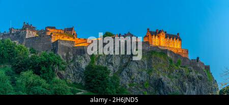 Blick auf das Edinburgh Castle von der Princes Street in der Abenddämmerung, UNESCO-Weltkulturerbe, Edinburgh, Schottland, Großbritannien, Europa Stockfoto