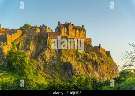 Blick auf das Edinburgh Castle von der Princes Street bei Sonnenuntergang, UNESCO-Weltkulturerbe, Edinburgh, Schottland, Vereinigtes Königreich, Europa Stockfoto