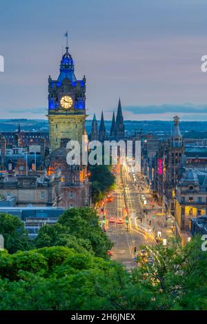 Blick auf das Balmoral Hotel und die Princes Street vom Calton Hill in der Abenddämmerung, Edinburgh, Lothian, Schottland, Großbritannien, Europa Stockfoto