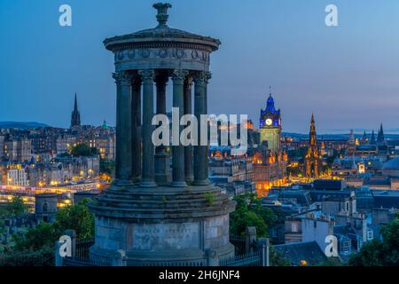 Blick auf das Edinburgh Castle, das Balmoral Hotel und das Dugald Stewart Monument vom Calton Hill in der Abenddämmerung, USA, Edinburgh, Lothian, Schottland Stockfoto