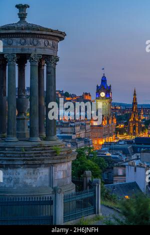 Blick auf das Edinburgh Castle, das Balmoral Hotel und das Dugald Stewart Monument vom Calton Hill in der Abenddämmerung, USA, Edinburgh, Lothian, Schottland Stockfoto