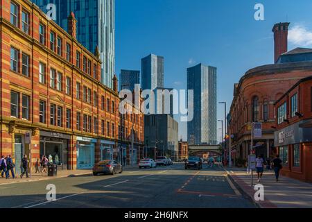 Blick auf zeitgenössische und traditionelle Architektur auf Deansgate, Manchester, England, Großbritannien, Europa Stockfoto