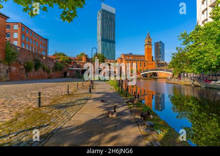 Blick auf 301 Deansgate, St. George's Church, Castlefield Canal, Manchester, England, Vereinigtes Königreich, Europa Stockfoto