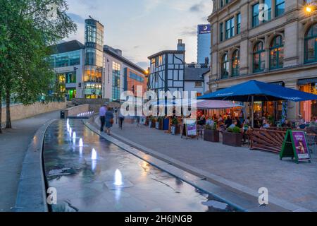 Blick auf die Corn Exchange und Oyster Bar auf dem Exchange Square in der Abenddämmerung, Manchester, Lancashire, England, Großbritannien, Europa Stockfoto