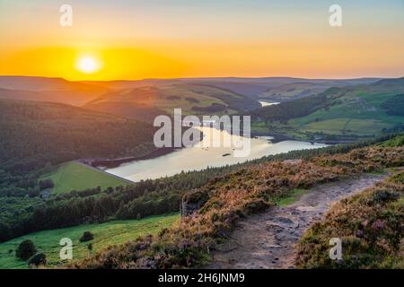 Blick auf das Ladybower Reservoir von Bamford Edge bei Sonnenuntergang, Bamford, Peak District National Park, Derbyshire, England, Großbritannien, Europa Stockfoto