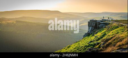 Blick auf Bergsteiger am Bamford Edge bei Sonnenuntergang, Bamford, Peak District National Park, Derbyshire, England, Großbritannien, Europa Stockfoto