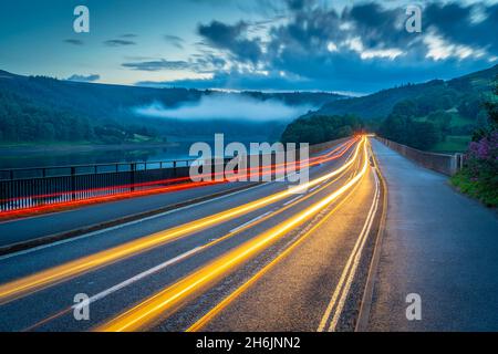 Blick auf die Ampeln auf der Ladybower Reservoir Bridge in der Abenddämmerung, Peak District National Park, Derbyshire, England, Großbritannien, Europa Stockfoto